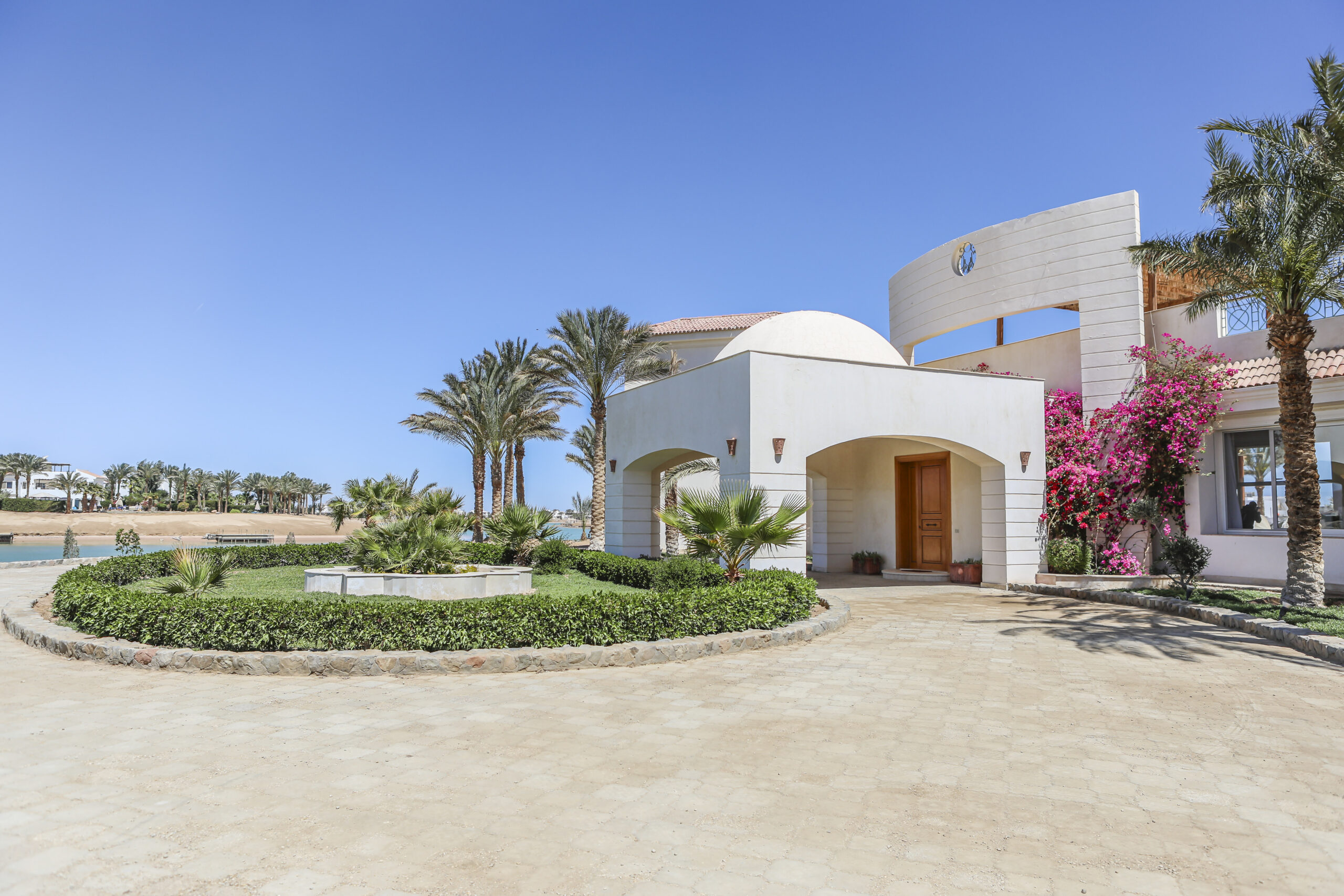 Luxurious Seaside Living – Stunning Villa with Sea View